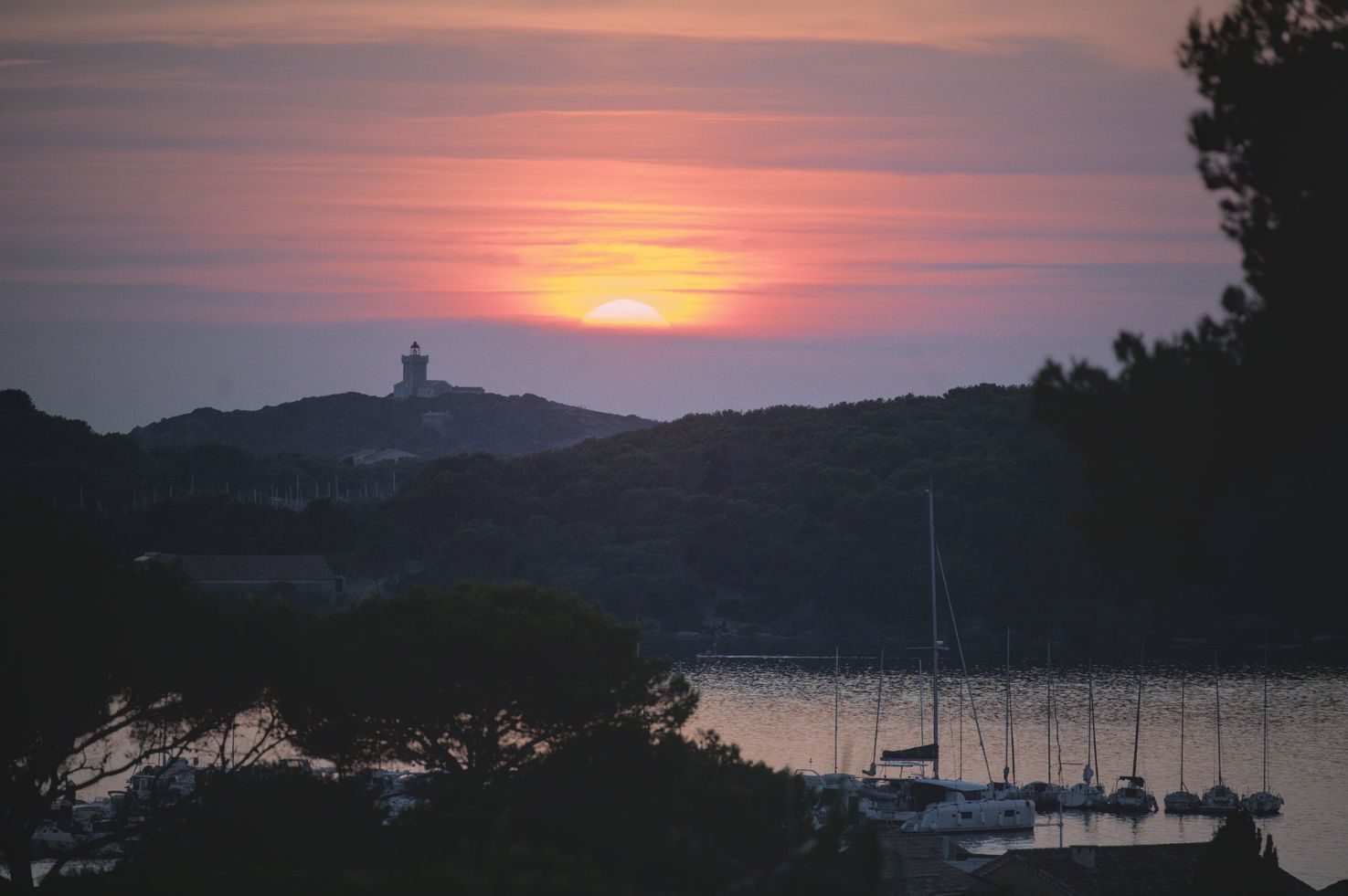 Coucher de soleil sur l'île des Embiez et sa tour, voiliers au mouillage