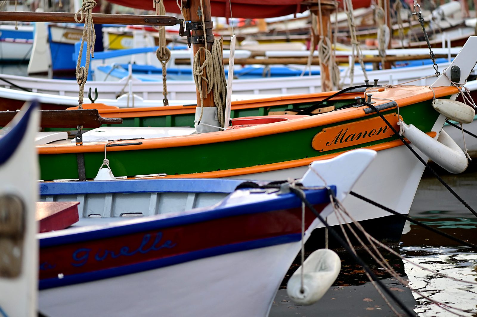 Pointus colorés amarrés dans le port
