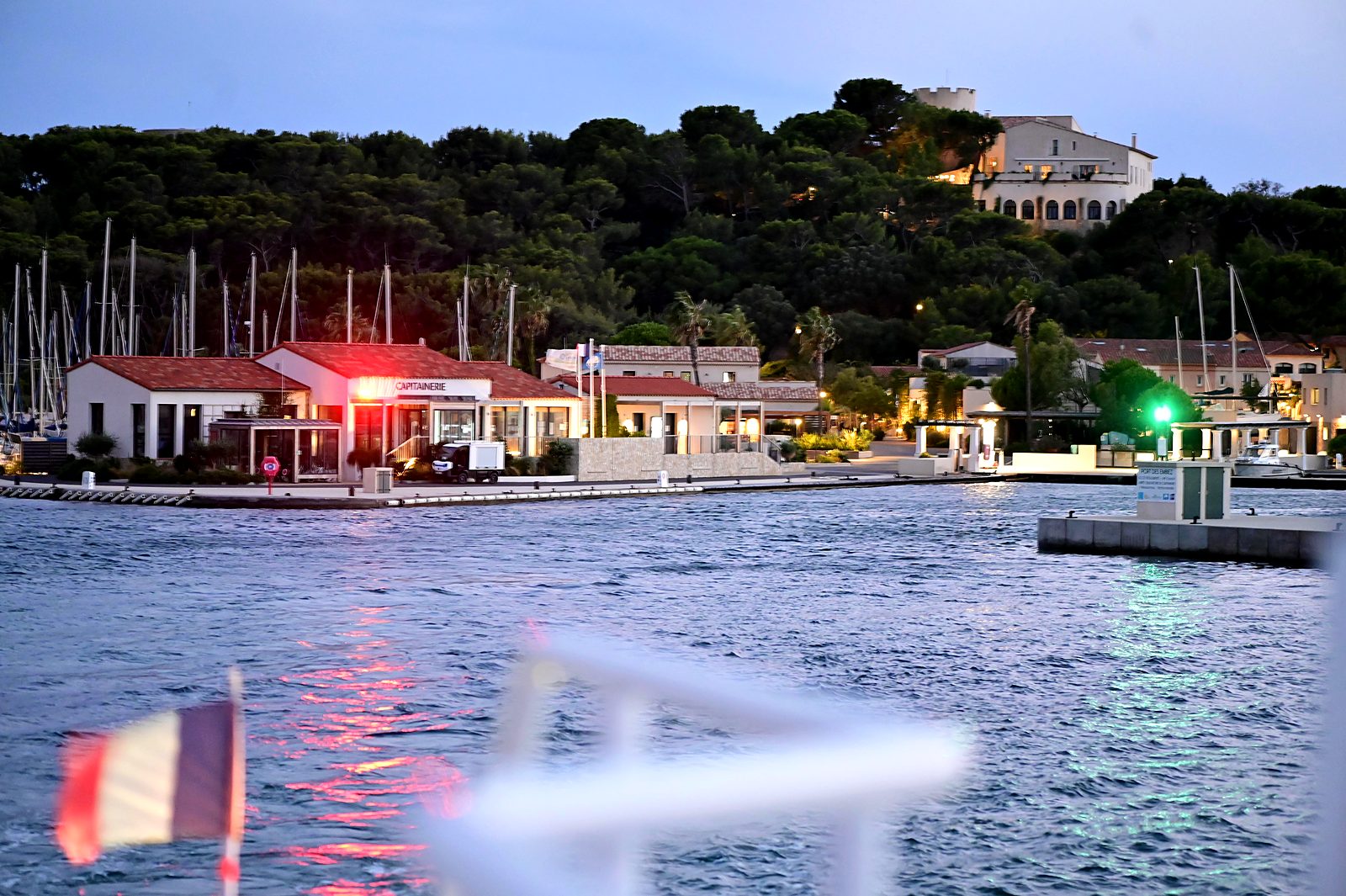 Le port de l'île des Embiez au crépuscule, vu depuis le bateau