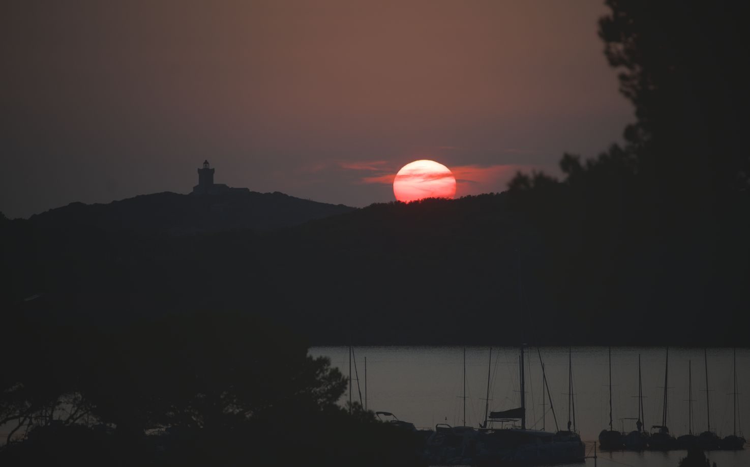 Le soleil se couche derrière la tour de l'île des Embiez